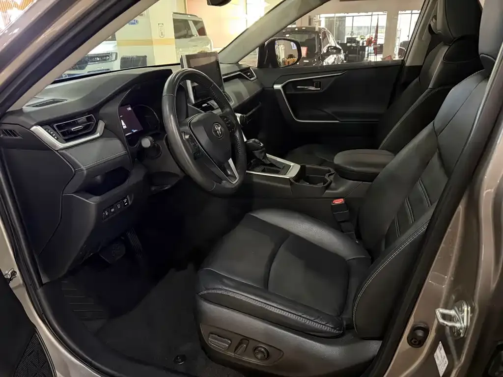 Toyota RAV4 — фото 7