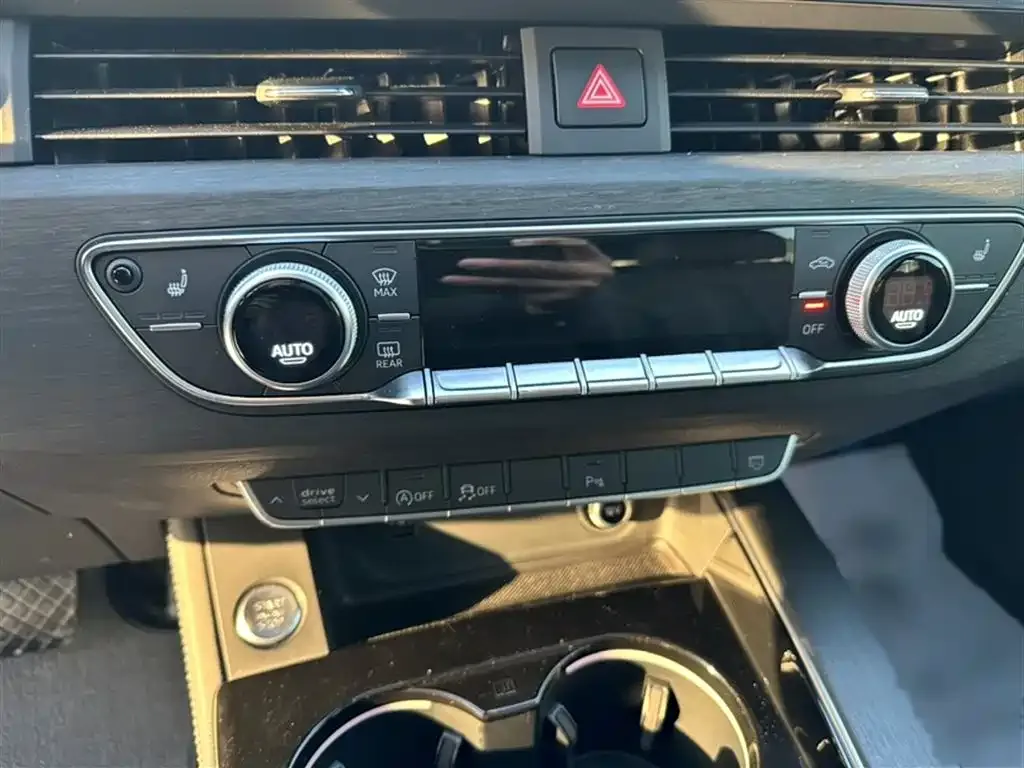 Audi A4L 2023 из CN, фото 4