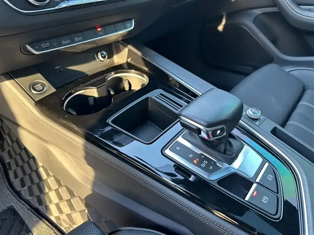 Audi A4L 2023 из CN, фото 7