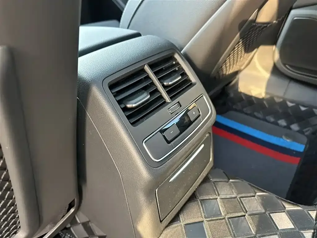 Audi A4L 2023 из CN, фото 8