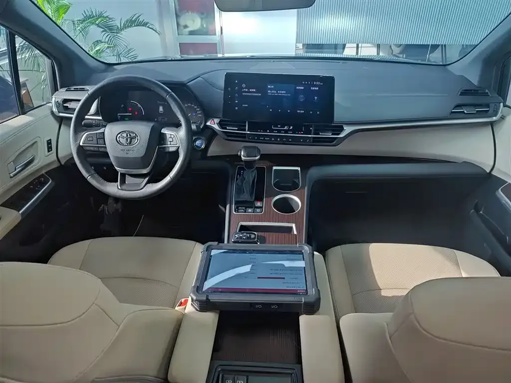 Toyota Granvia 2023 из CN, фото 10
