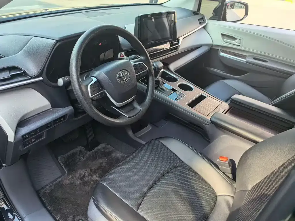 Toyota Sienna 2022 из CN, фото 2