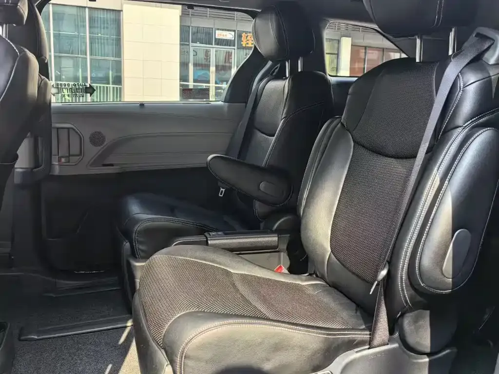 Toyota Sienna 2022 из CN, фото 5