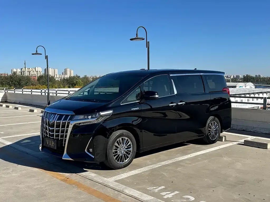 Toyota Alphard — фото 1