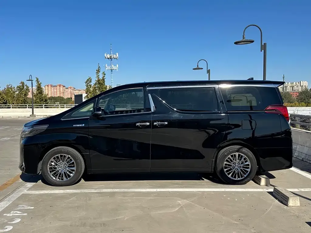 Toyota Alphard — фото 4