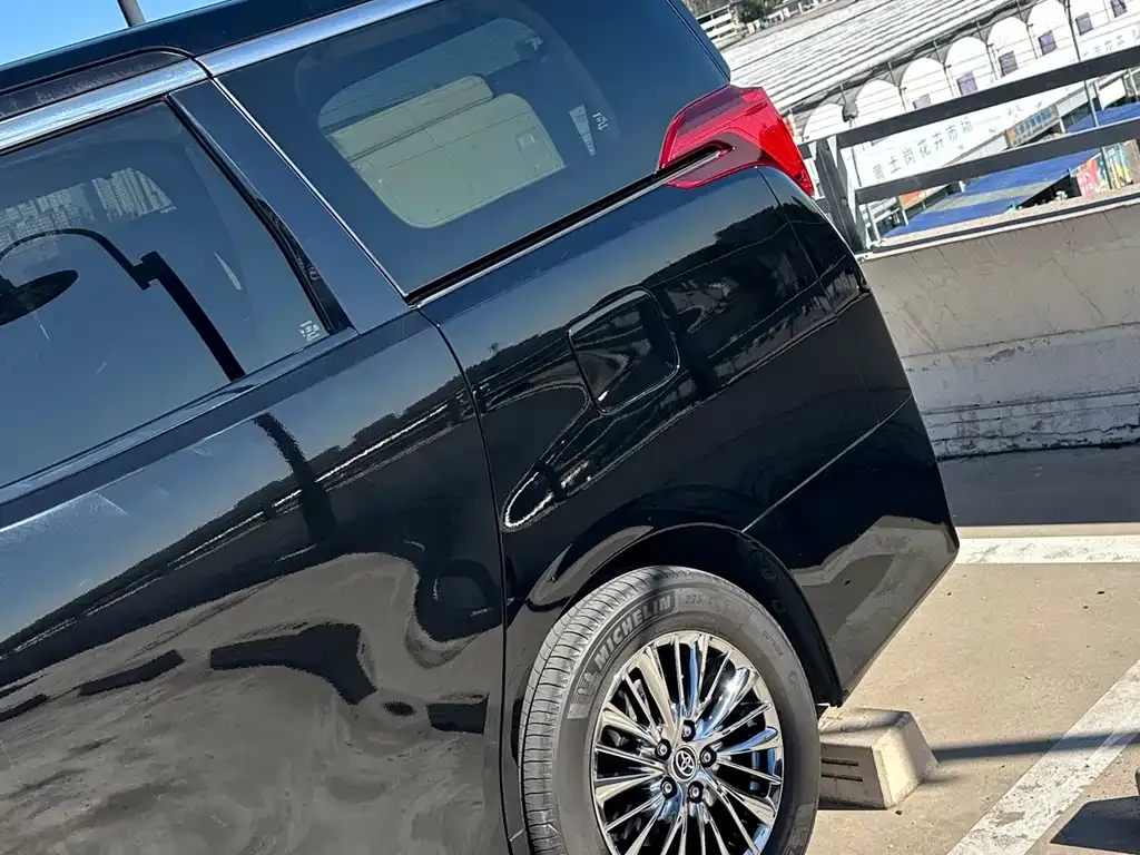 Toyota Alphard — фото 8