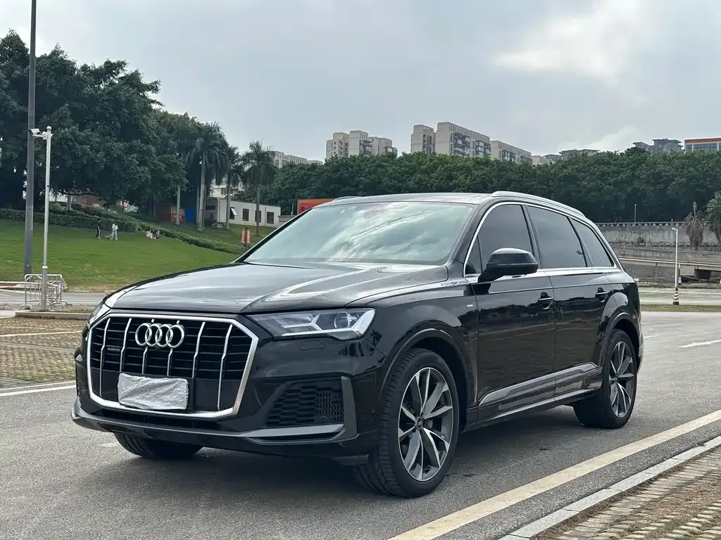Audi Q7 — фото 1