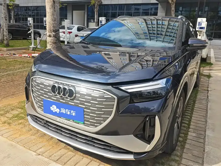 Audi Q4 e-tron — фото 1