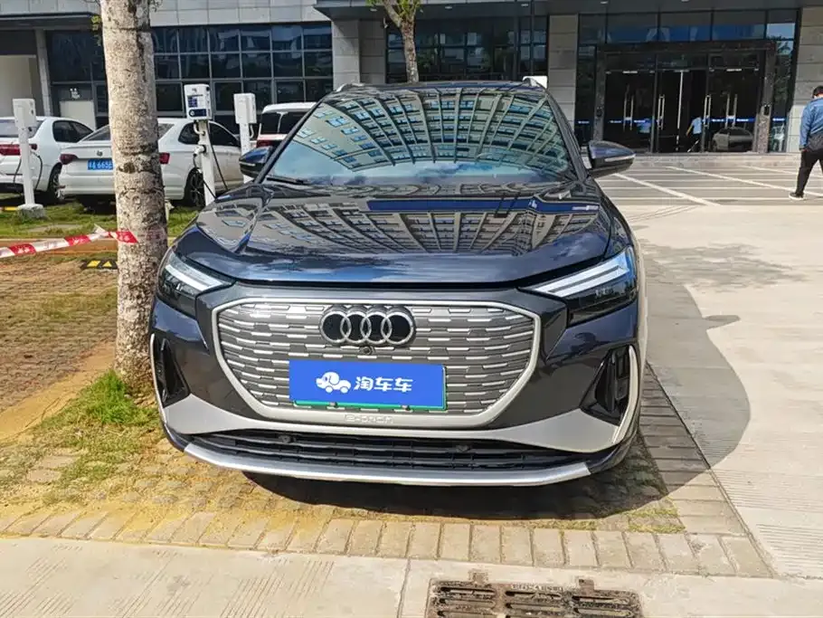 Audi Q4 e-tron — фото 2