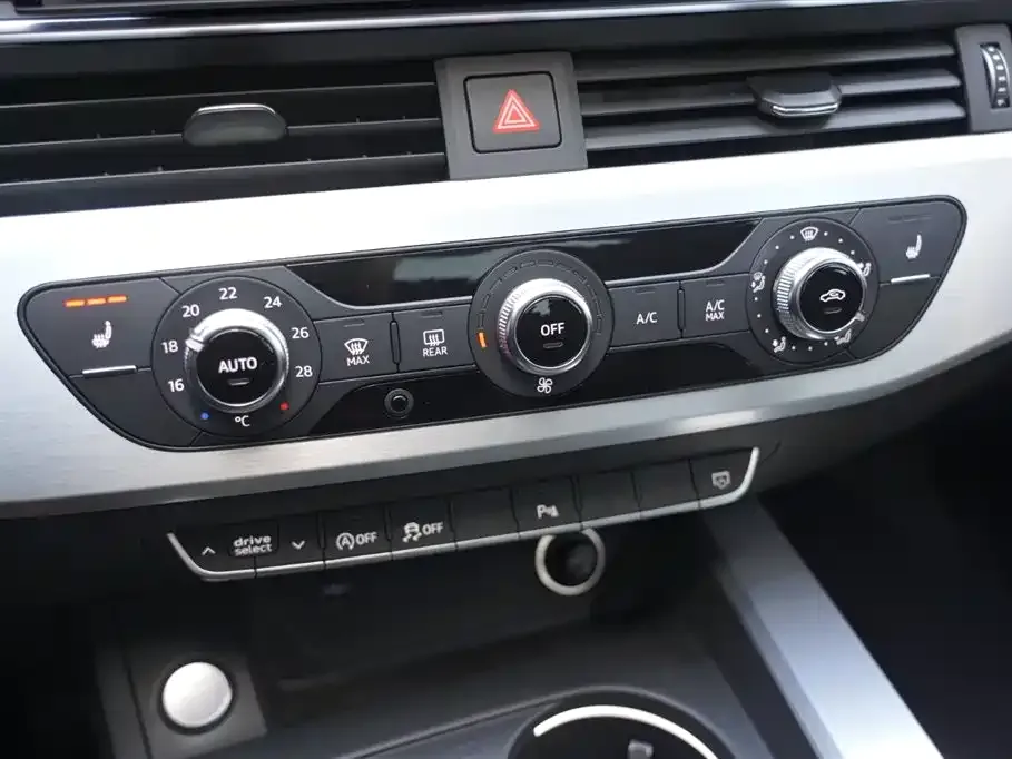 Audi A4L 2021 из CN, фото 9