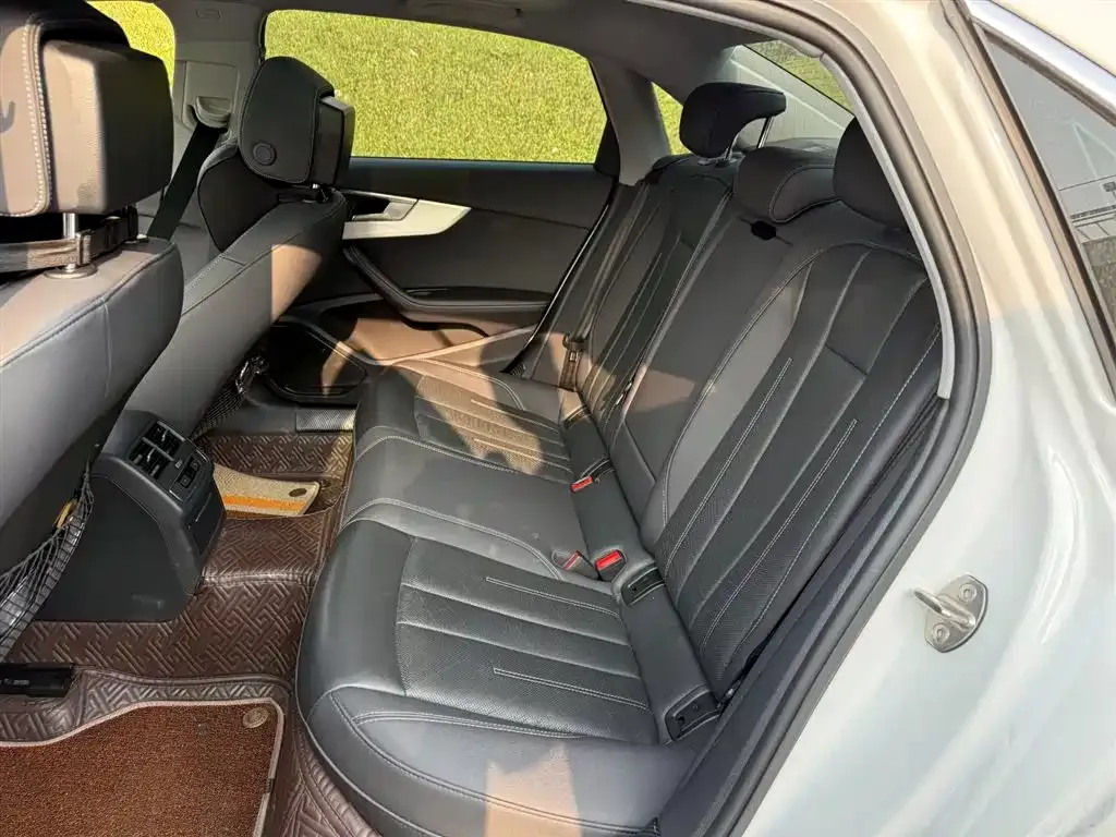 Audi A4L 2021 из CN, фото 10