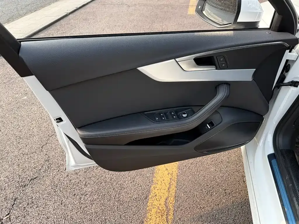 Audi A4L 2021 из CN, фото 6