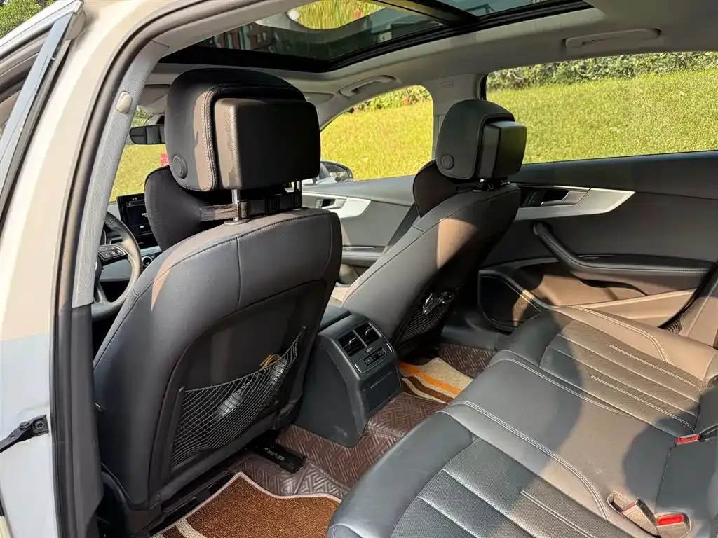Audi A4L 2021 из CN, фото 9