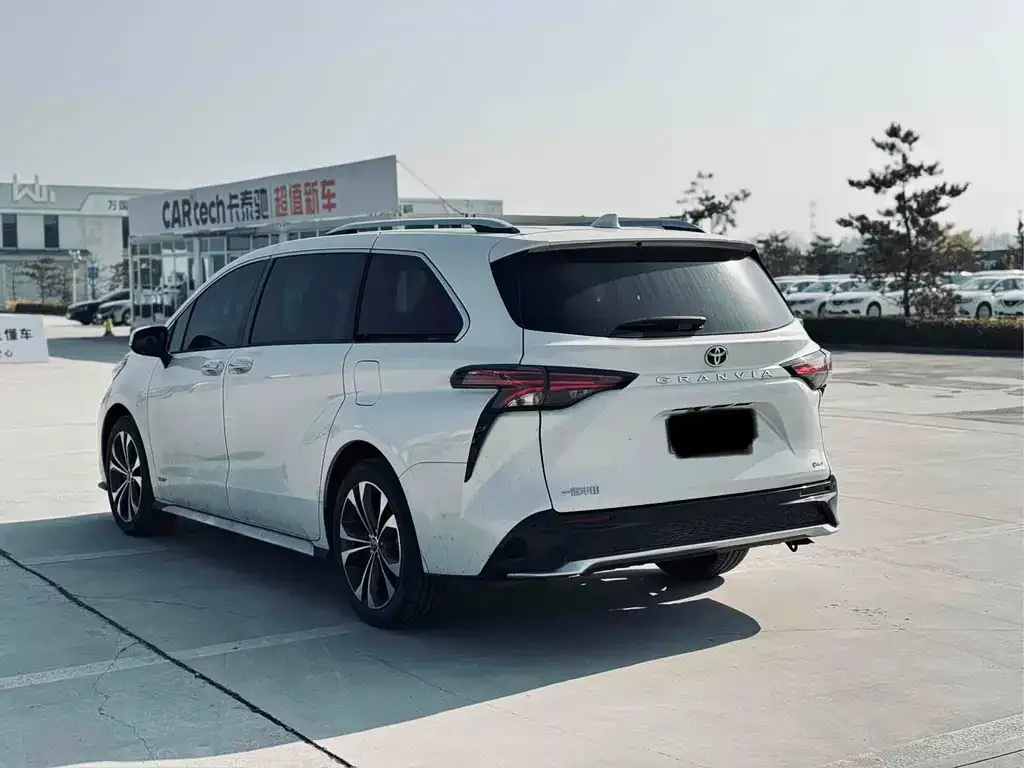Toyota Granvia 2024 из CN, фото 8