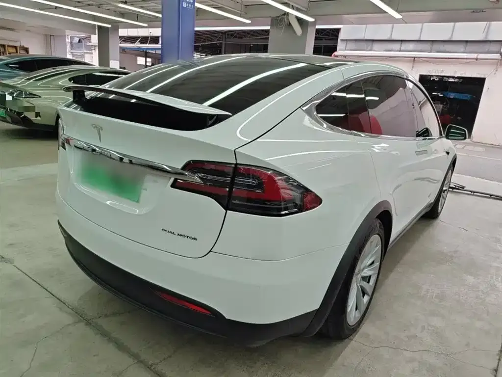Tesla Model X — фото 7