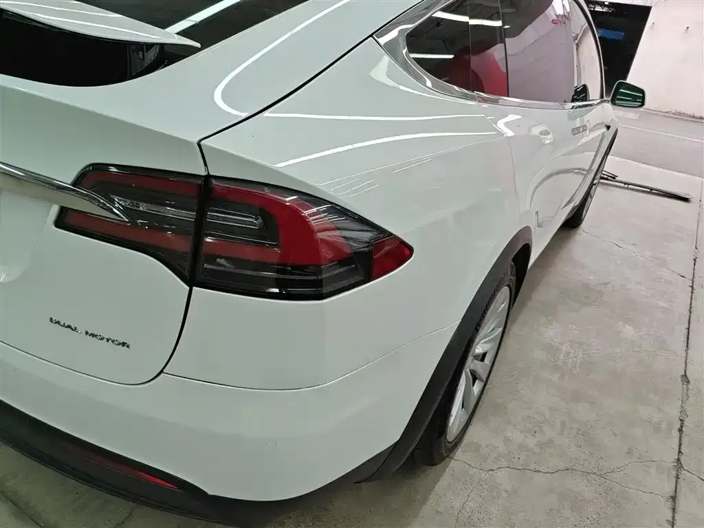 Tesla Model X — фото 8