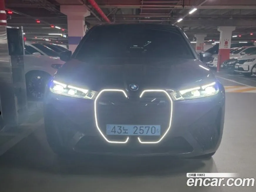 BMW iX — фото 1