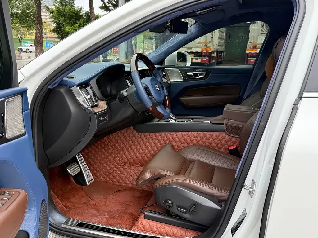 Volvo XC60 PHEV 2021 из CN, фото 4