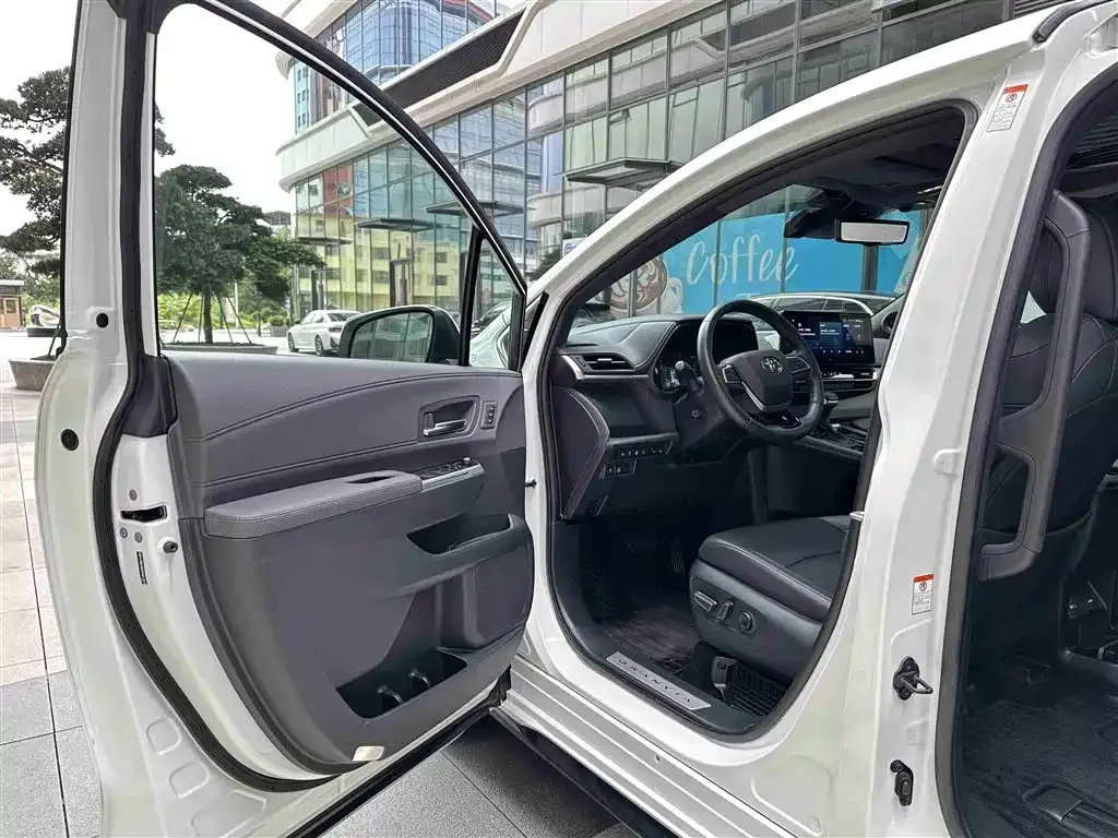 Toyota Granvia 2023 из CN, фото 10
