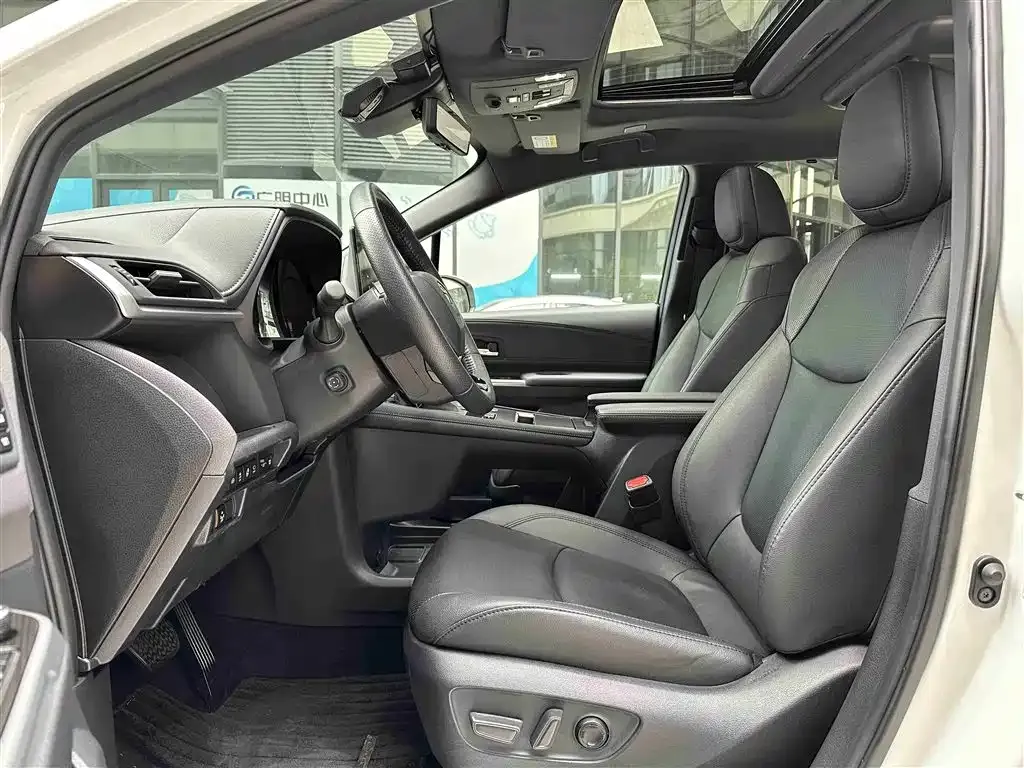 Toyota Granvia 2023 из CN, фото 4