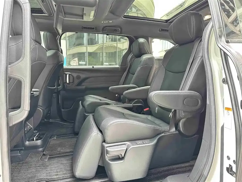 Toyota Granvia 2023 из CN, фото 6