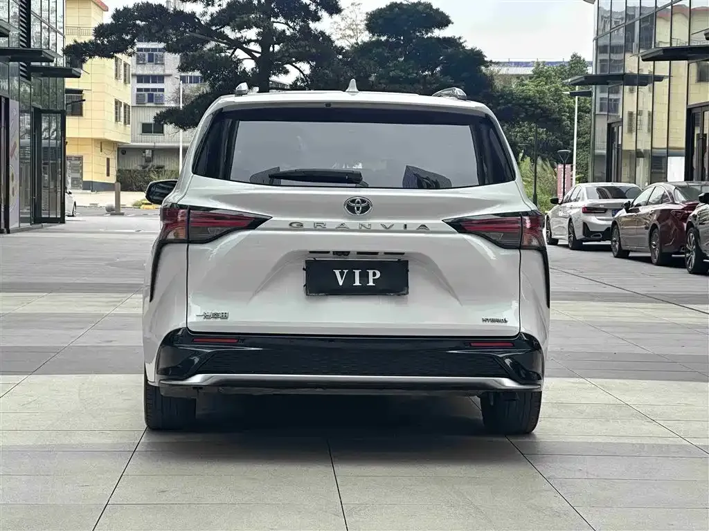 Toyota Granvia 2023 из CN, фото 8