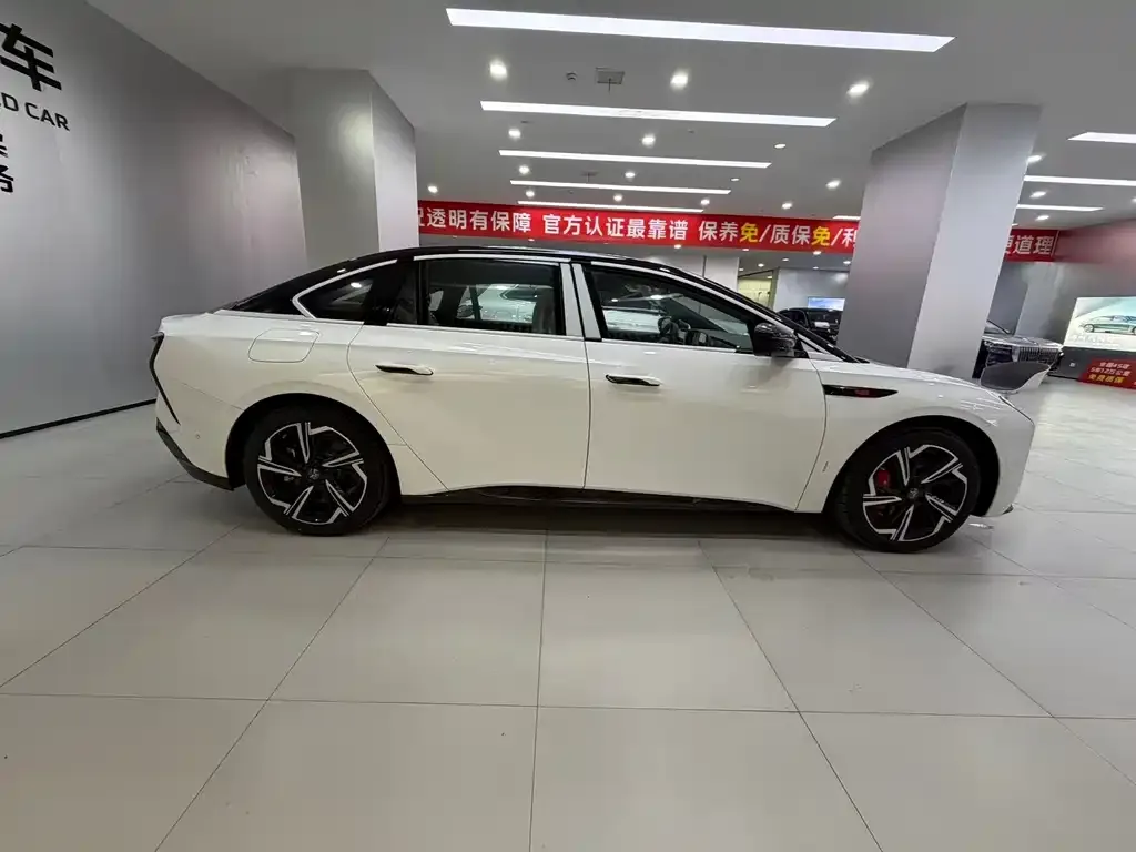 Hongqi EH7 2025 из CN, фото 4
