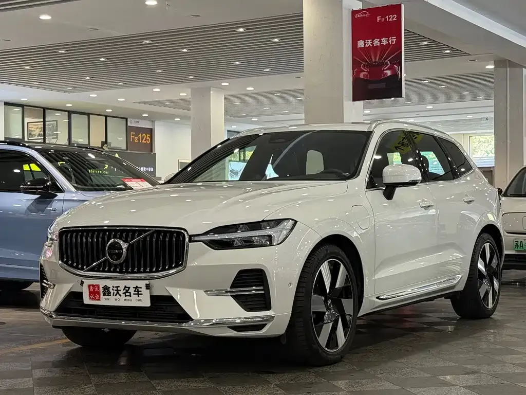 Volvo XC60 PHEV — фото 1