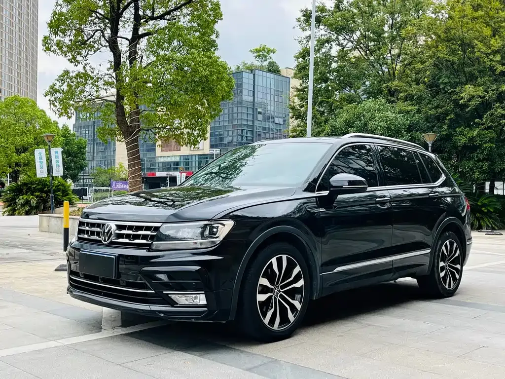 Volkswagen Tiguan L — фото 1