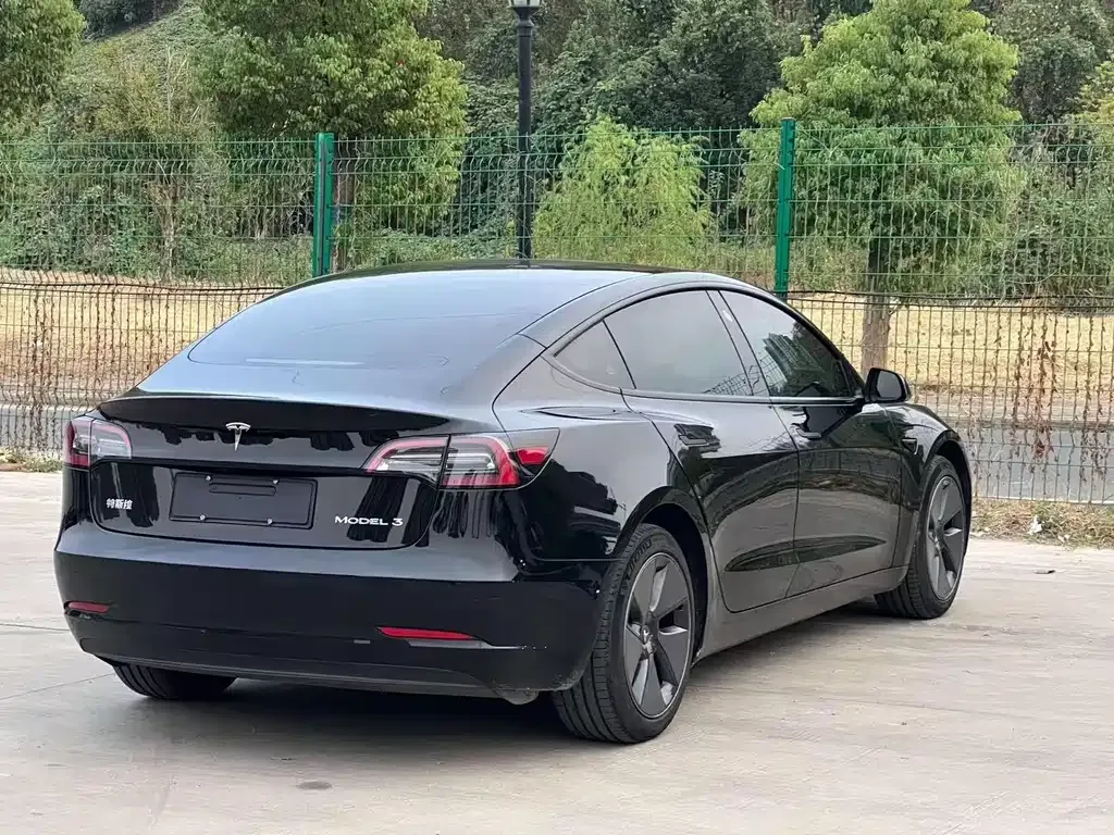 Tesla Model 3 — фото 4