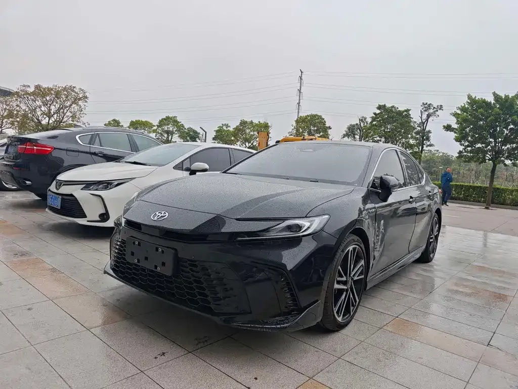 Toyota Camry — фото 1