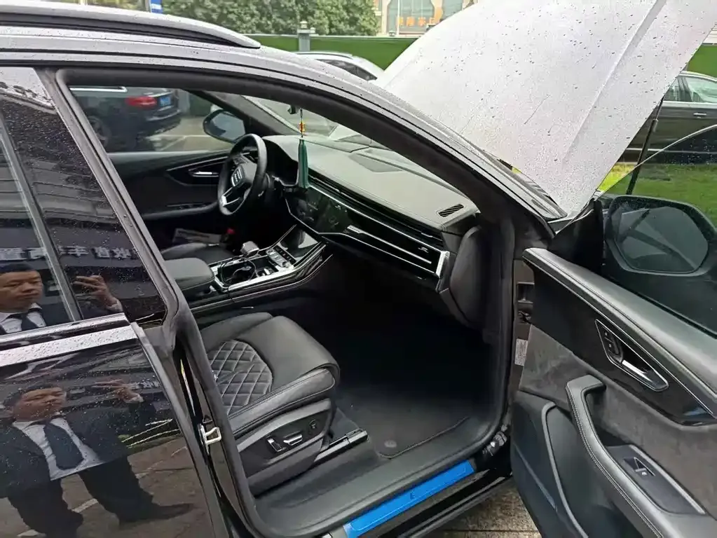 Audi Q8 2023 из CN, фото 2