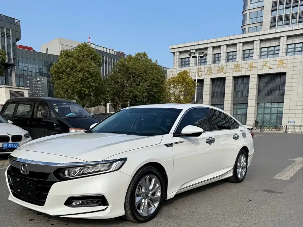 Honda Accord — фото 1