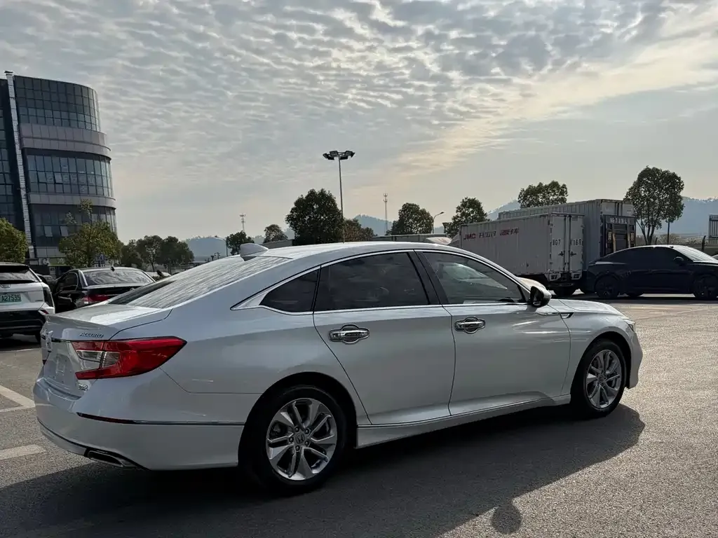 Honda Accord — фото 6
