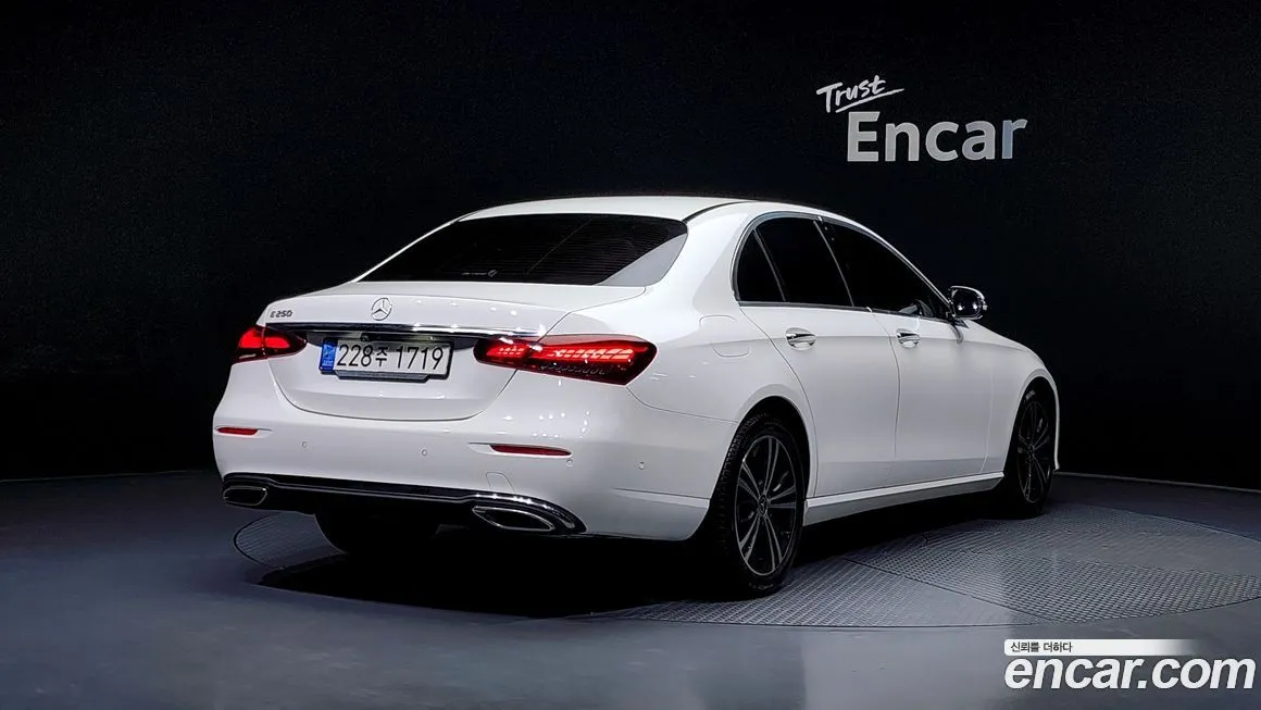 Mercedes-Benz E-Class — фото 2