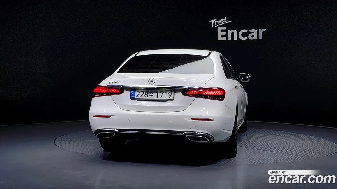 Mercedes-Benz E-Class — фото 4