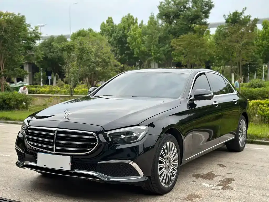Mercedes-Benz E-Class — фото 1