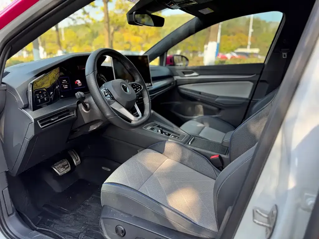 Volkswagen Golf 2024 из CN, фото 7