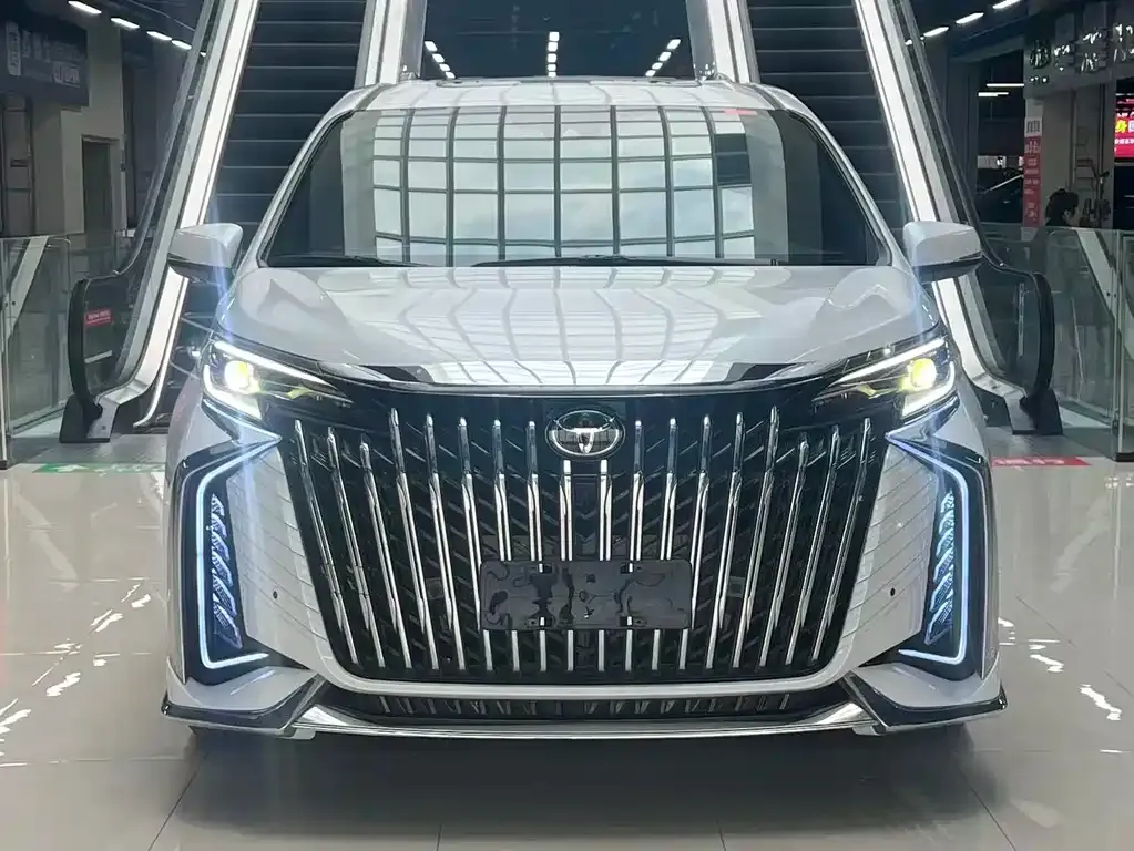 Toyota Granvia 2024 из CN, фото 2