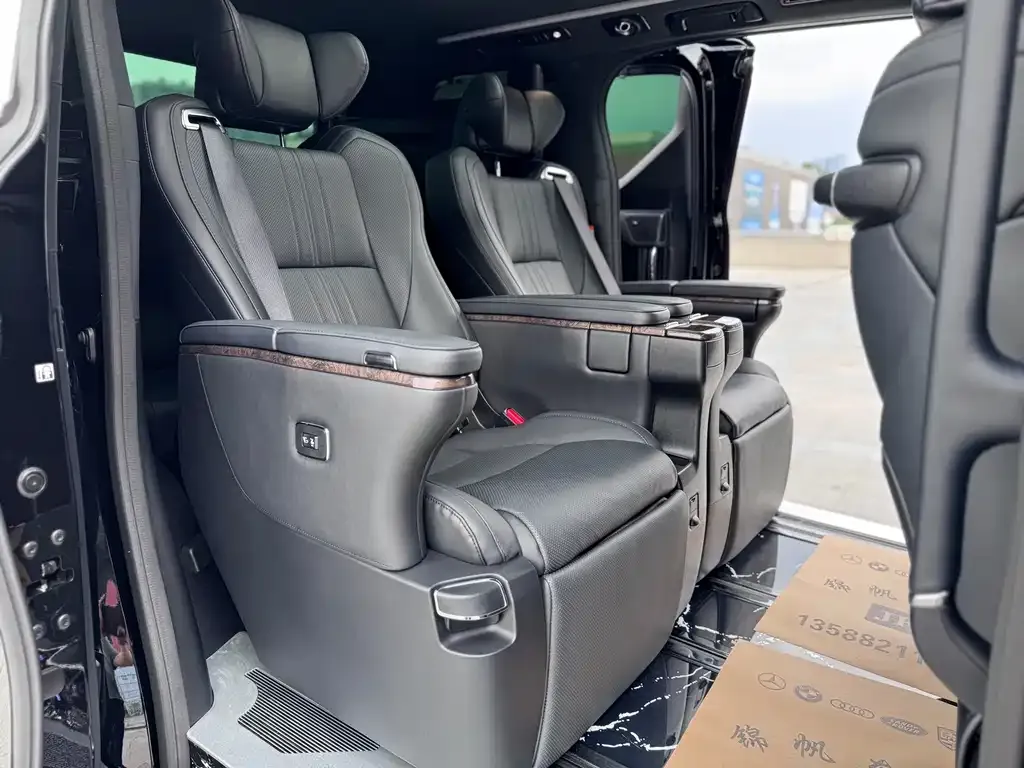 Toyota Alphard 2023 из CN, фото 9