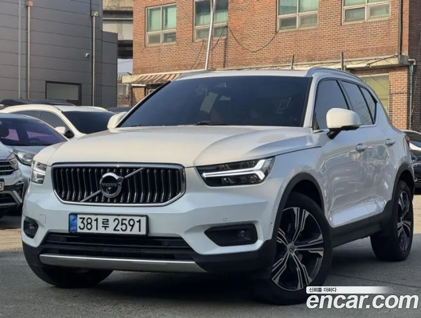 Volvo XC40 — фото 1