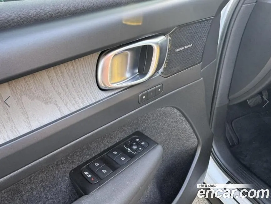 Volvo XC40 — фото 5