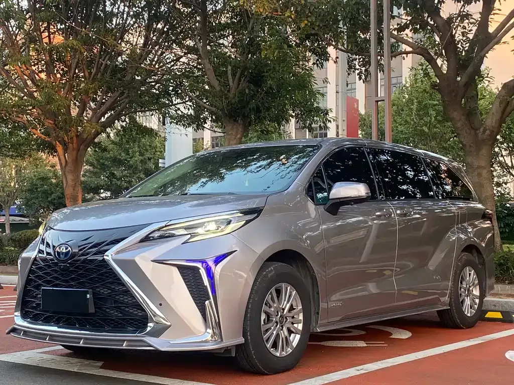 Toyota Sienna — фото 1