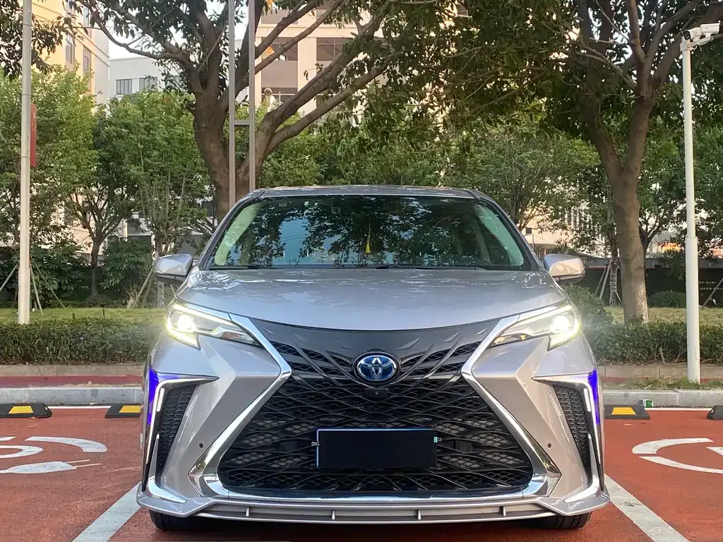 Toyota Sienna — фото 2