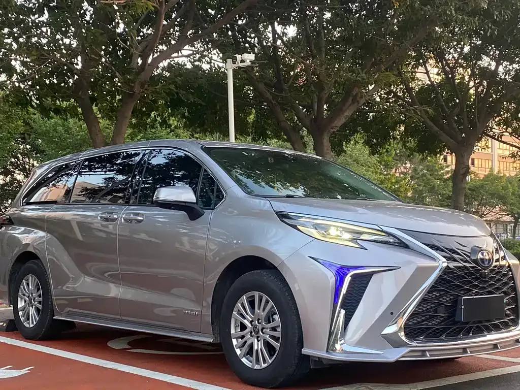 Toyota Sienna — фото 3