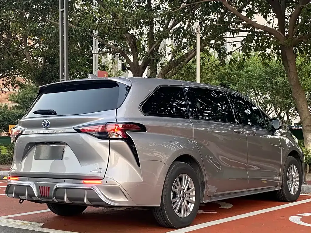 Toyota Sienna — фото 7
