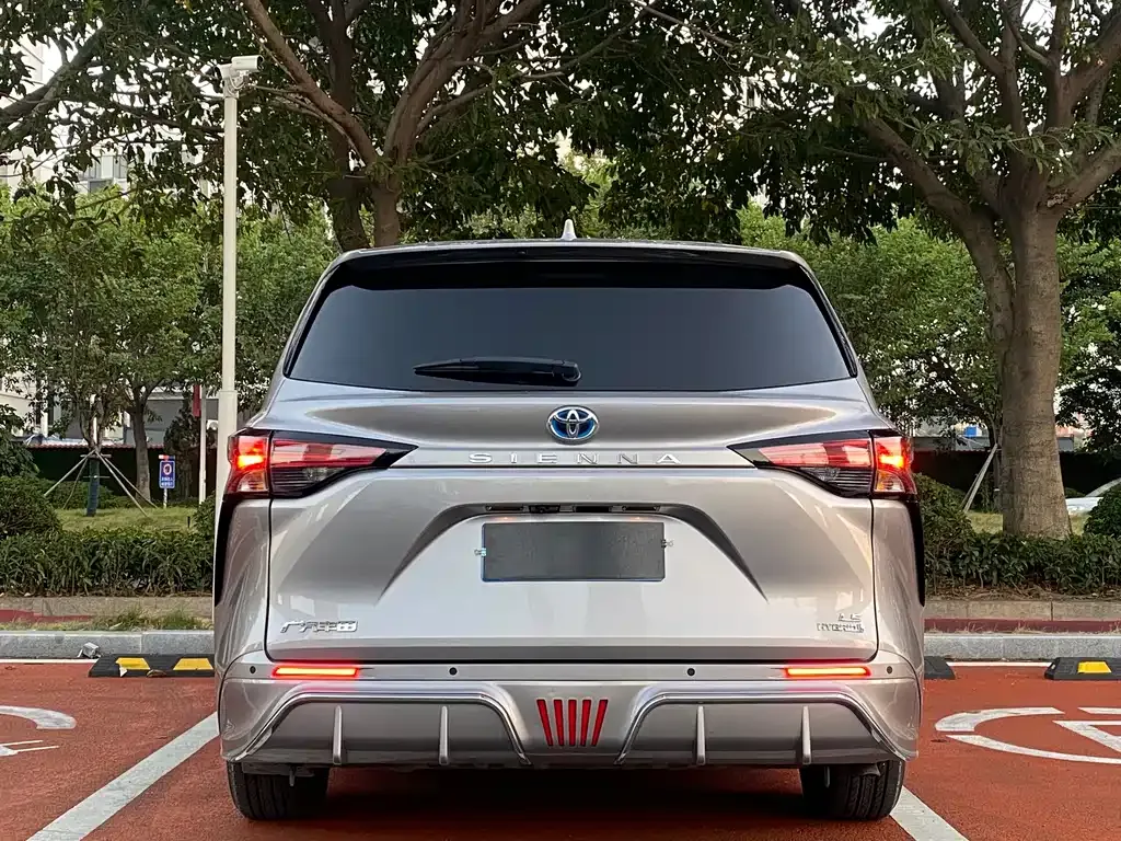 Toyota Sienna — фото 8