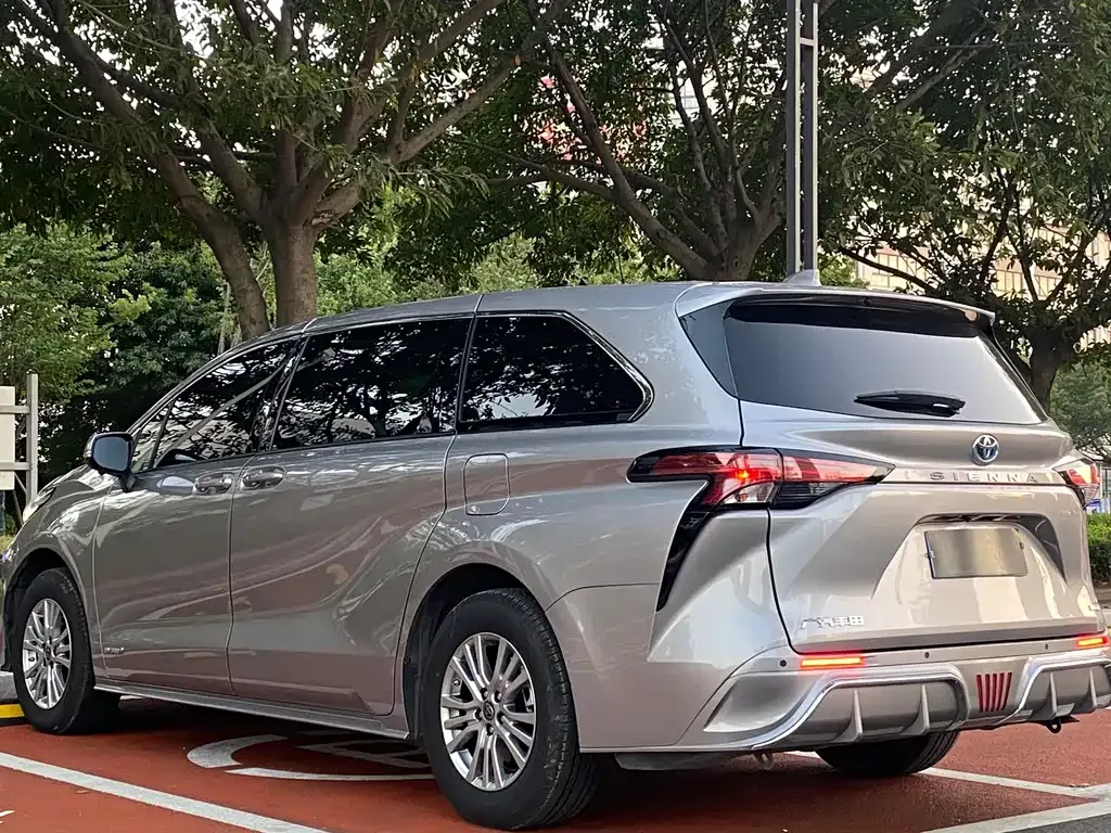 Toyota Sienna — фото 9