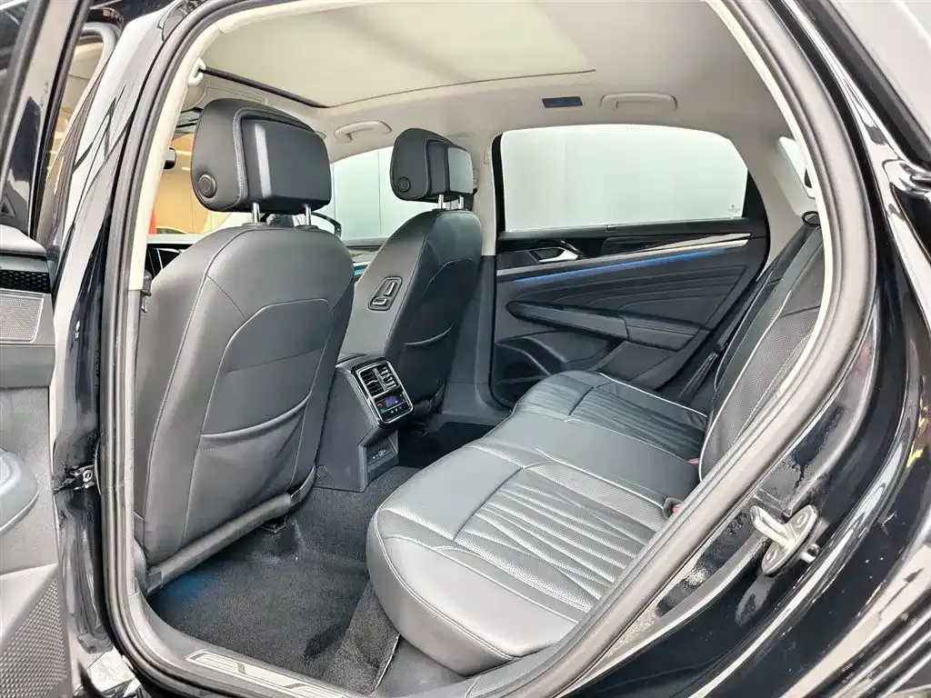 Volkswagen Passat 2023 из CN, фото 7
