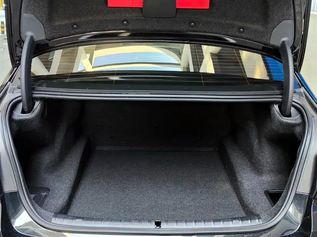 BMW 5 Series 2022 из CN, фото 8
